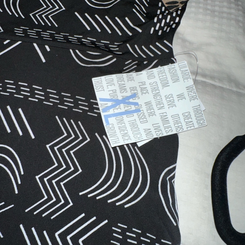 Lularoe XL black and white A line Azure skirt.NWT. Yoga style waistband - Picture 4 of 7